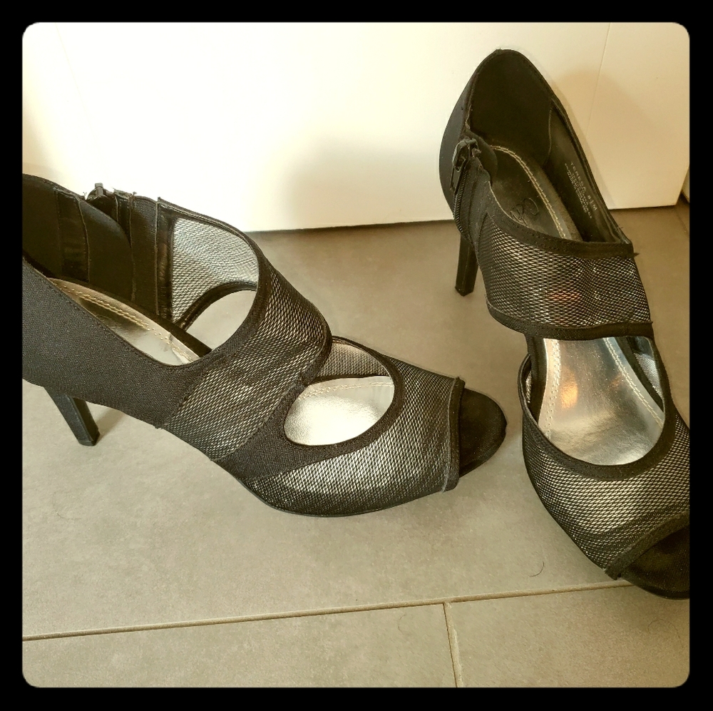 Black 8.5 IMPO 3 inch heels.